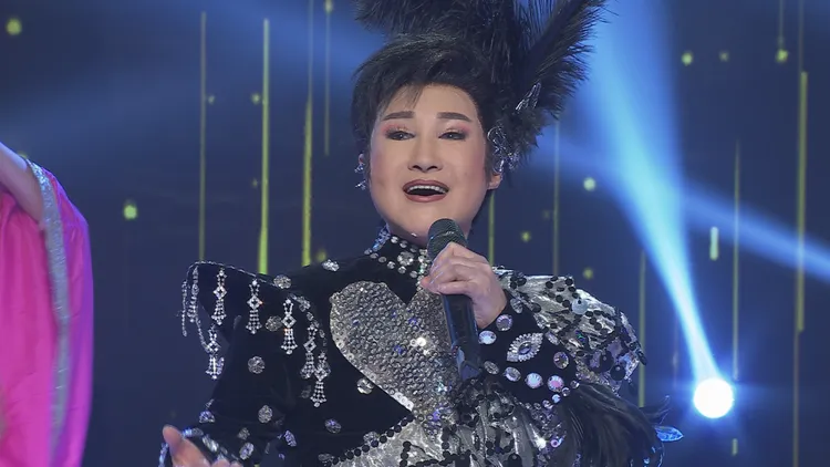 75歲小咪沒熱身就跳起芭蕾舞及一字劈腿，多才多藝。民視提供