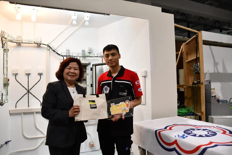 阿春部長致贈小禮物，預祝國手凌志隆旗開得勝。王志弘攝