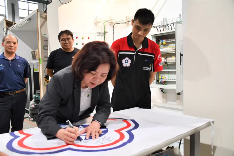 許銘春在會旗寫下「絕對的專注、絕對的信心」，勉勵國手。王志弘攝