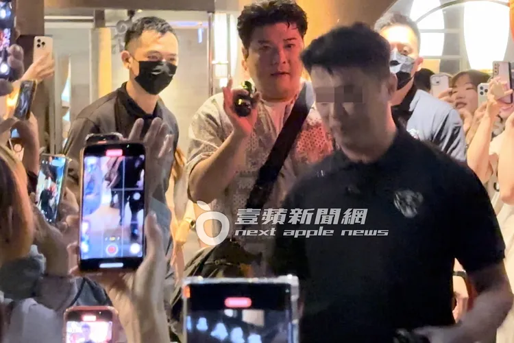 Super Junior成員神童壓隊步出鼎王慶功宴。特勤中心攝