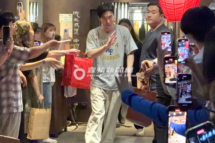 Super Junior始源和爸爸一起到鼎王桃園店慶功，揮手跟E.L.F.們打招呼。特勤中心攝