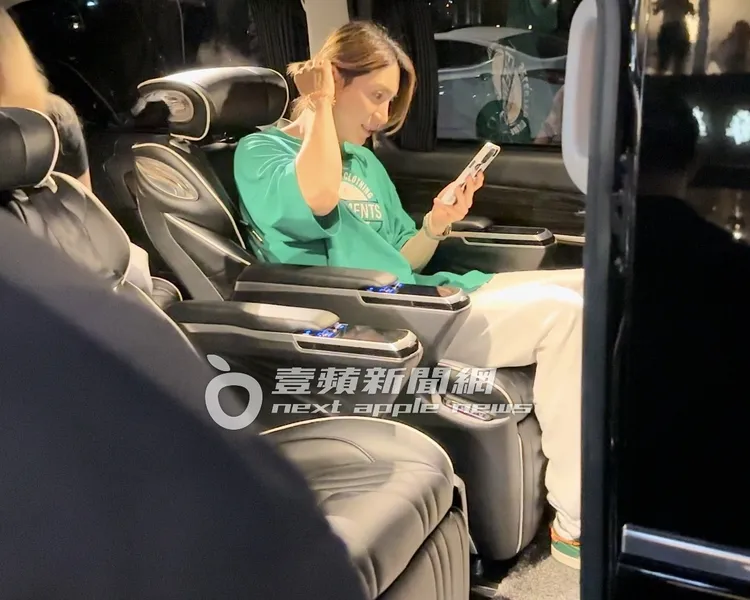 愛美的隊長利特，上車後用手機照鏡子整理秀髮。特勤中心攝