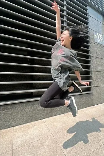 小S看完電影嗨到跳起來。翻攝小S臉書