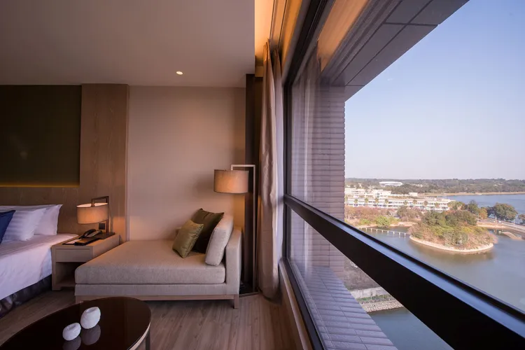 金湖飯店即日起至年底推出每房7500元起的一泊二食穆斯林友善餐旅專案，可入住飽覽太湖美景的菁英湖景套房。業者提供