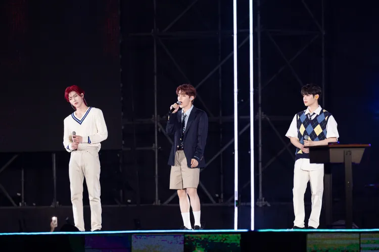 ZB1的RICKY（左起）、章昊、金太來獻唱《想見你想見你想見你》。讀者提供