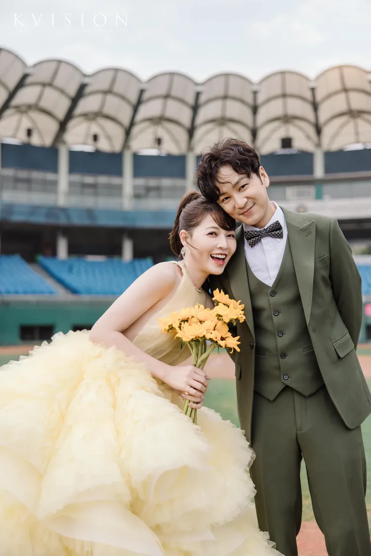 謝京穎是啦啦隊出身，所以特別選在新莊棒球場拍攝婚紗照。翻攝臉書「張書偉shuwei」