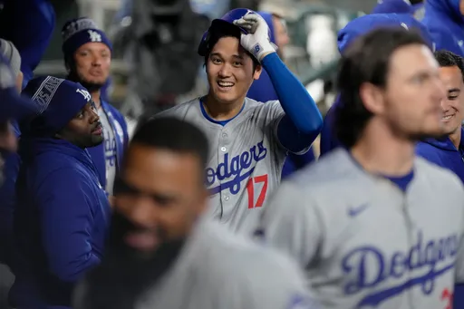笑死！大谷翔平從打擊區到一壘連打6次招呼　連球僮也沒錯過