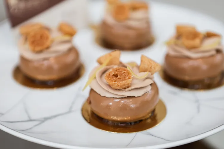 皇家運用無麩質茶香海綿蛋糕，搭配阿薩姆巧克力奶餡和佛手柑果凍，以及巧克力奶香香緹和茶香巧克力慕斯，味道層次分明。業者提供