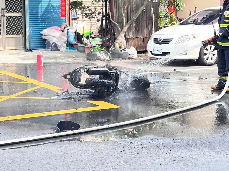 消防人員射水降溫。張姓民眾提供