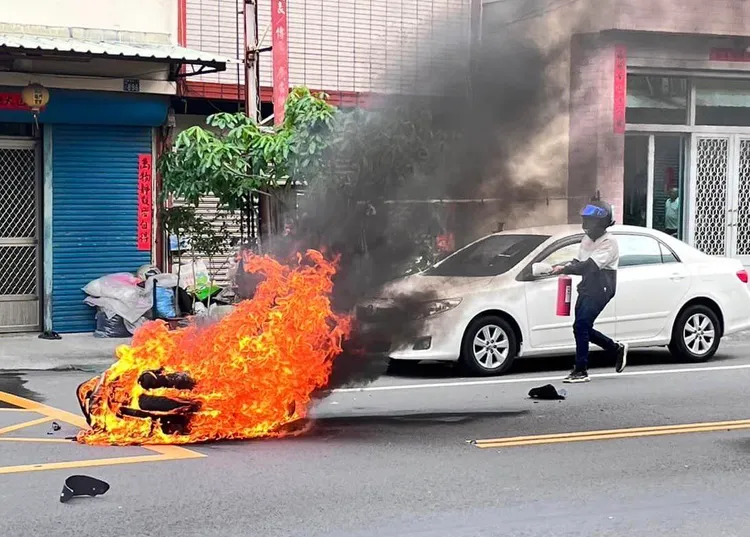 民眾幫忙滅火。張姓民眾提供