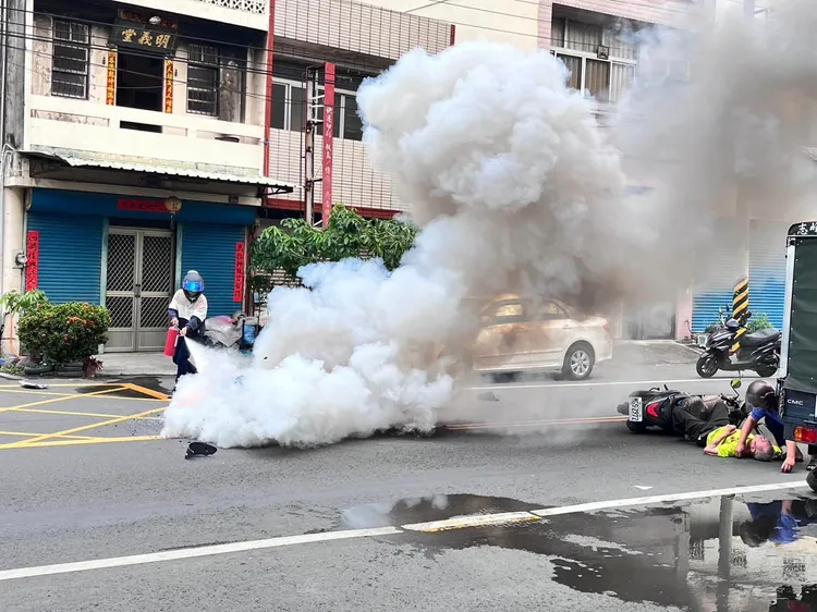 民眾協助滅火。張姓民眾提供