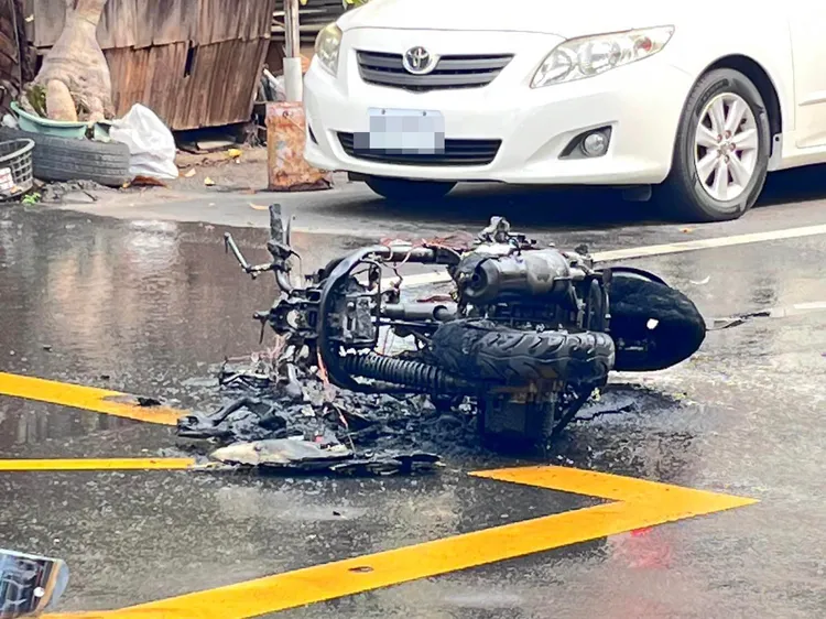 機車被燒成廢鐵。張姓民眾提供