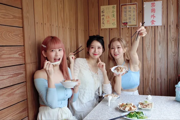 李雅英和隊友一起遊平溪。   富邦悍將提供