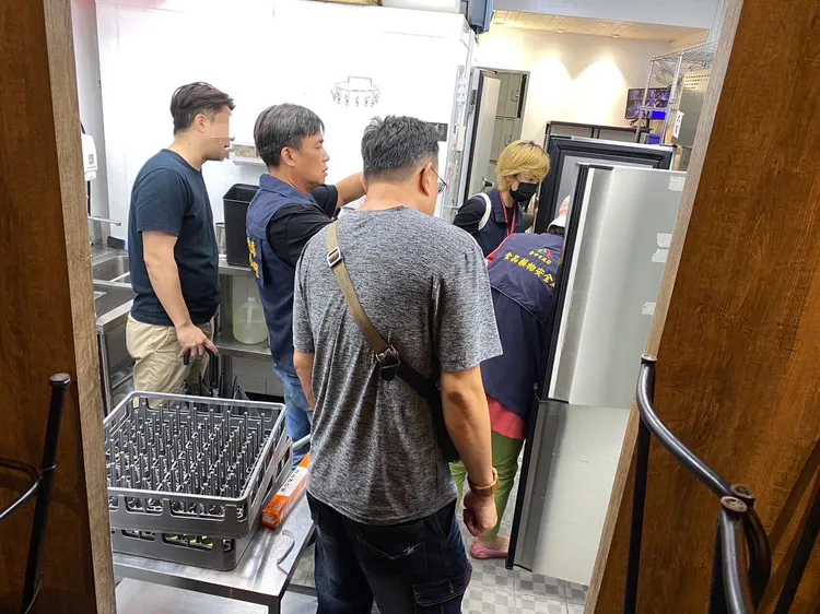 台中市食安處在西區勤美商圈「帝御和牛」餐廳涉嫌存放大批逾期和牛，並竄改有效日期。台中市政府提供