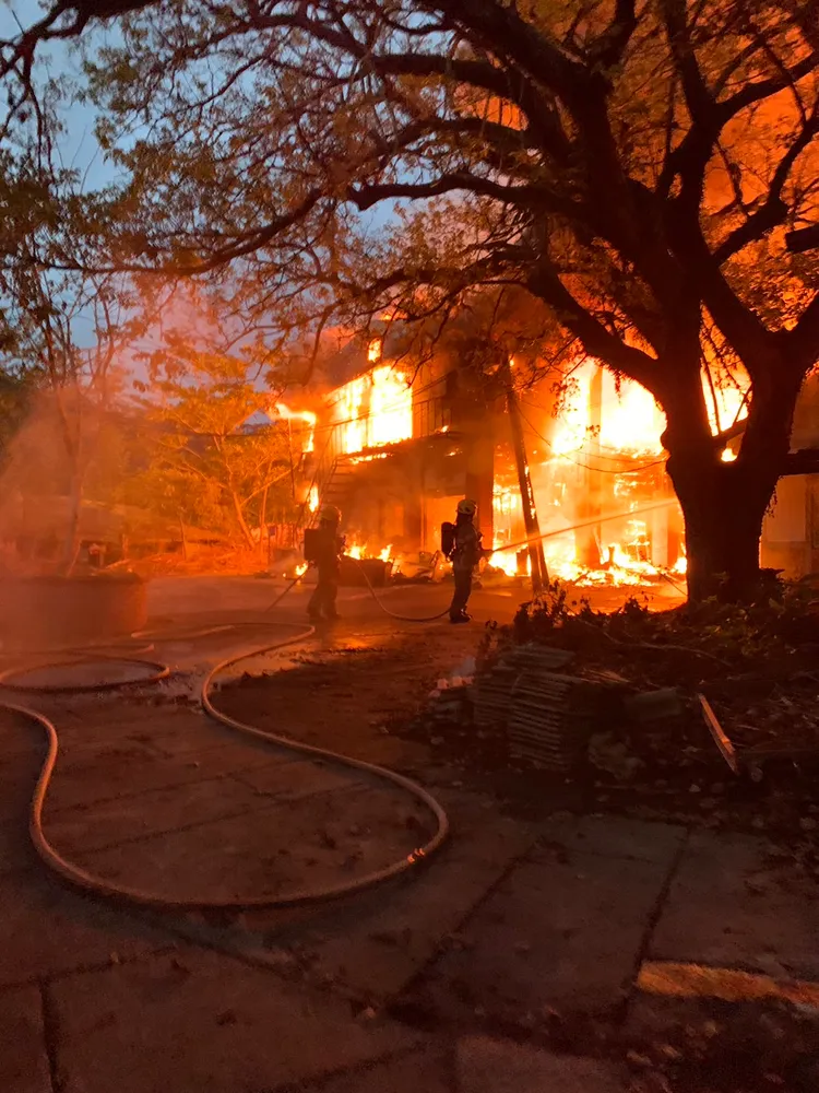 白河台灣電影文化城廢棄建物15日清晨火警，一棟木造建物付之一炬。翻攝畫面