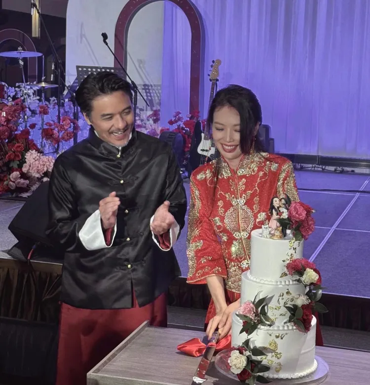 舒淇與馮德倫換上中式情侶裝。翻攝IG
