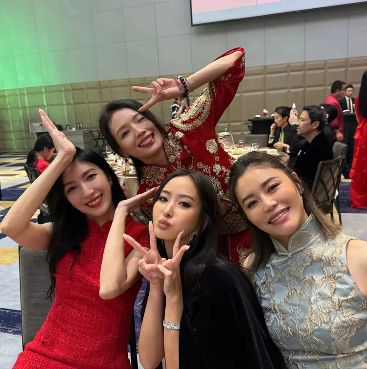 舒淇（上排）與楊謹華（下排左起）、孫芸芸、范姜素貞在派對上合照。翻攝IG