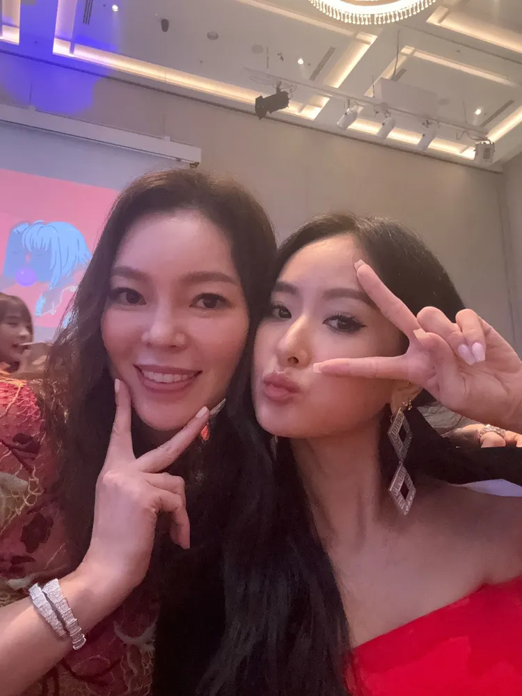 曾馨瑩、孫芸芸跟上紅色系「Dress Code」。翻攝IG