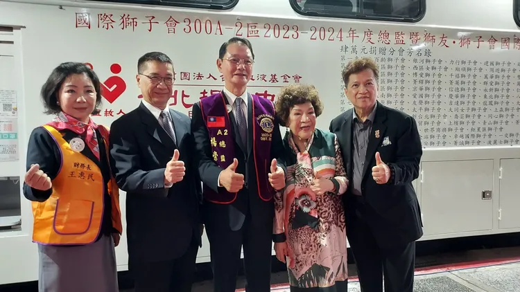 李朝永（右起）、周遊、楊崇銘總監、徐國勇前部長、王惠民財務長。李朝永提供