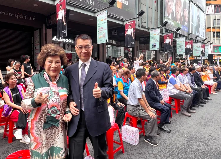 周遊（左）、前內政部長徐國勇參與捐贈儀式。李朝永提供