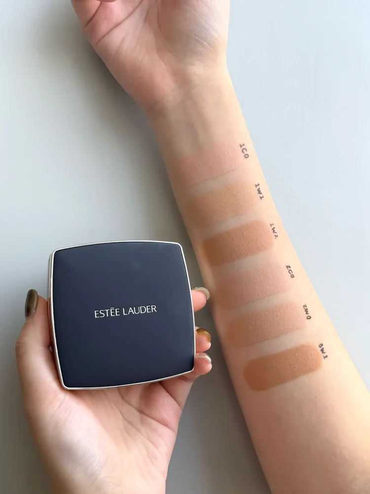 雅詩蘭黛粉持久完美鎖妝氣墊粉餅共在台灣上市6色選。張家玲攝