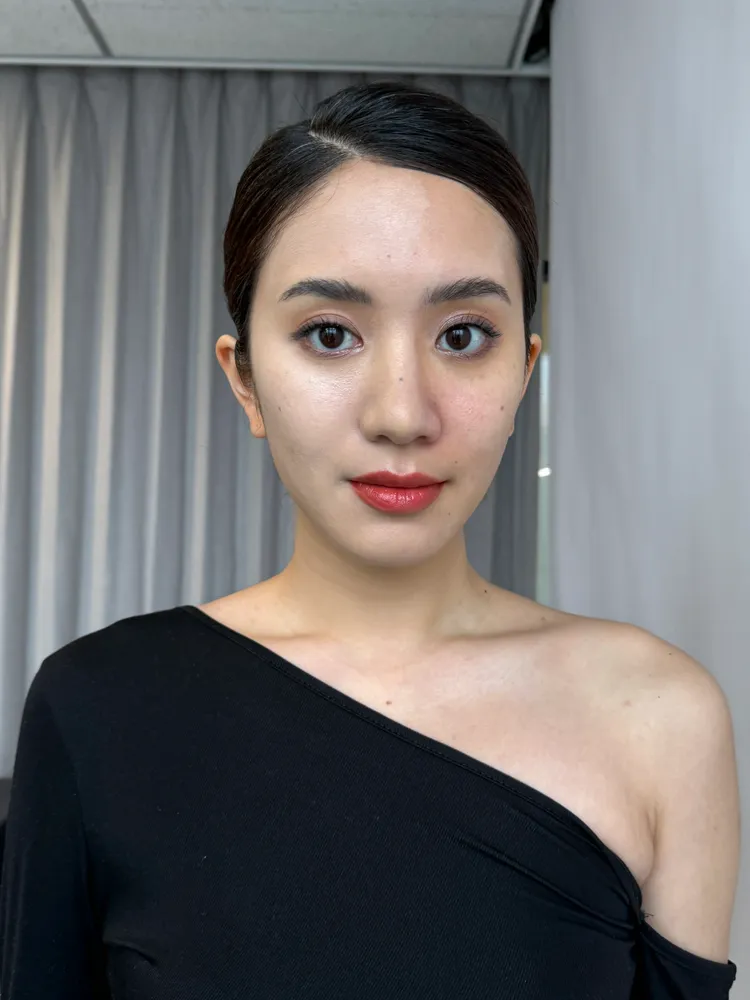 Model畫面左側臉為使用了妝前乳+粉底新品，畫面右側臉為素顏狀態。張家玲攝