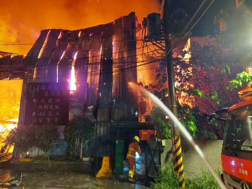 新北樹林木材工廠大火　延燒隔壁塑膠廠燃燒1700坪