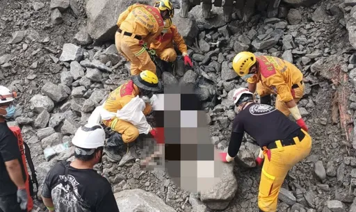 花蓮強震第11天 找到失聯礦工!遺體挖出送殯儀館