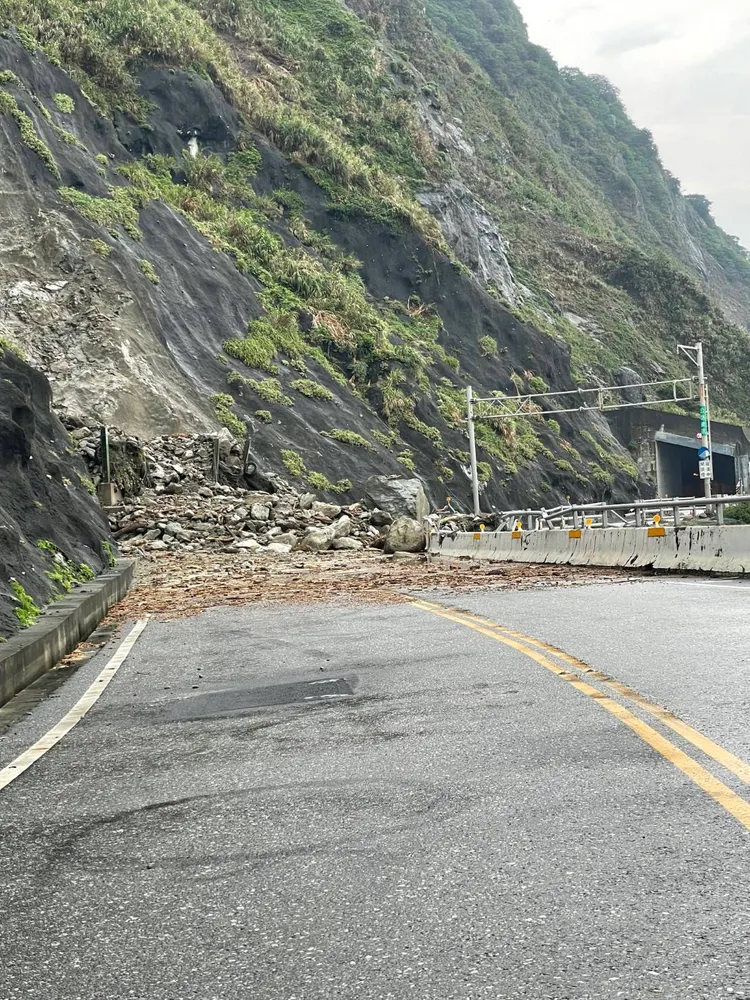 22日下午蘇花公路因豪大雨發生土石流，造成台9線、台9丁中斷。讀者提供