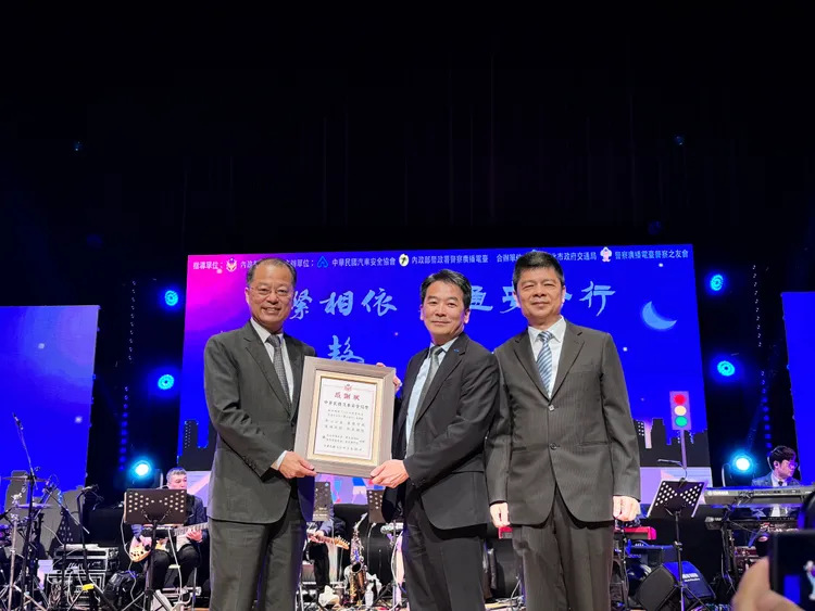 警政署長黃明昭（左）頒發感謝狀致謝汽安協會理事長陳文芳(中)。警廣提供