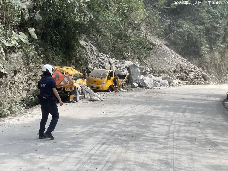 警方協助落石崩落地段交管。翻攝畫面