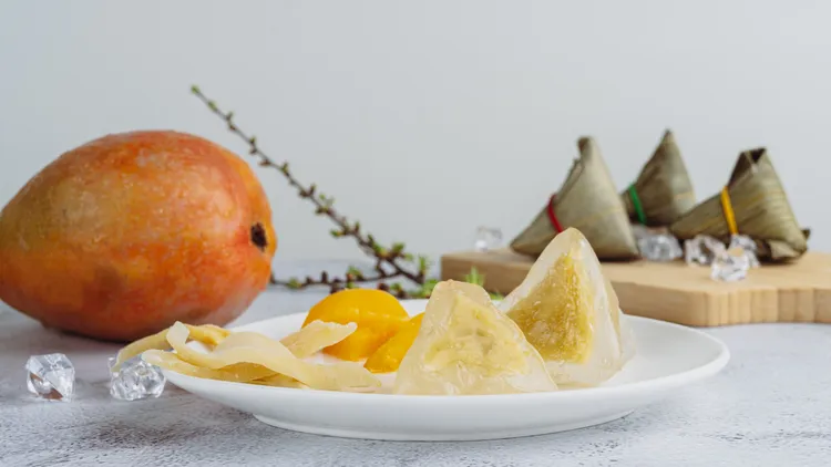 「愛文芒果青冰粽」以台南愛文芒果製泥入餡，加入清脆糖漬芒果青。業者提供