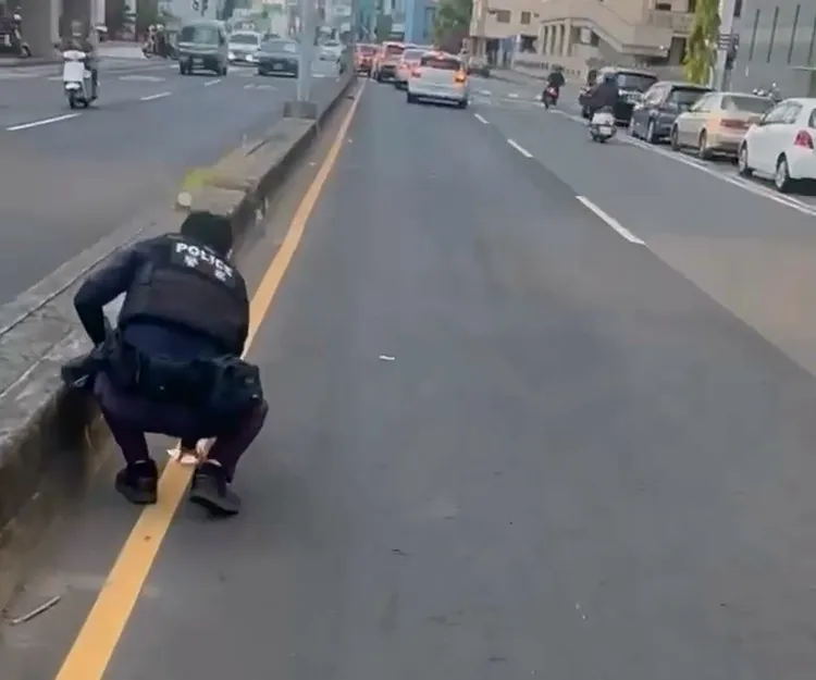 警員到場幫忙撿錢。翻攝畫面