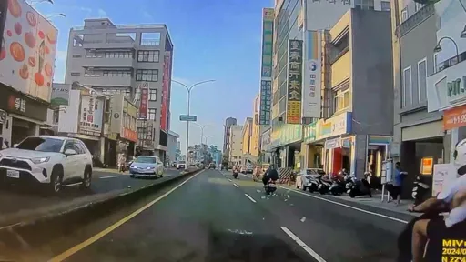 高雄粗心騎士剛領錢卻沒收好　大鈔路上飛舞！熱心警、民撿到這樣處理