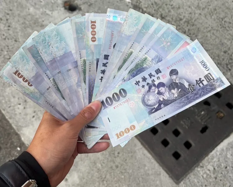 撿回21000元。翻攝畫面