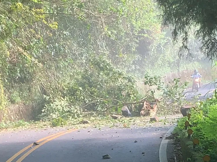 竹縣60線21.5K處有落石。新竹縣府提供