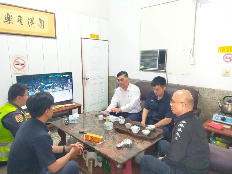 屏東縣里港分局分局長溫基興率組長謝忠銘落實關老師巡迴走訪基層單位。翻攝畫面
