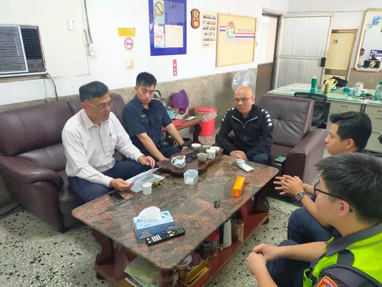 屏東縣里港分局分局長溫基興率組長謝忠銘落實關老師巡迴走訪基層單位。翻攝畫面
