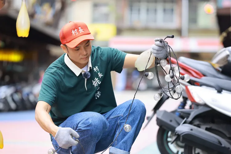 姚元浩以實習村長的方式和在地村長一起學習為村民服務。好看娛樂提供