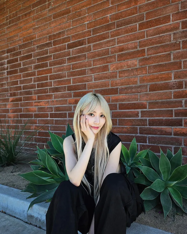 小櫻花發文表示LE SSERAFIM在科切拉開唱是「最棒的演出」。翻攝宮脇咲良IG