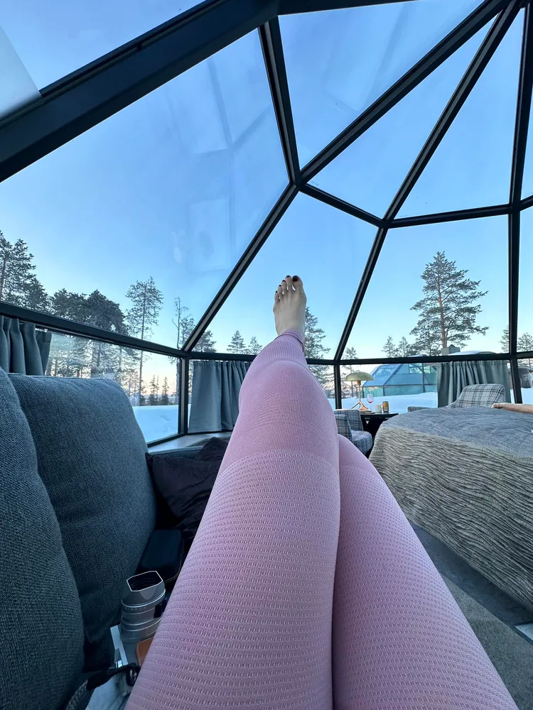 女律師李怡貞咒罵黃子佼下地獄，被問不怕被封殺嗎？她用一張「足爽照」霸氣回應。翻攝李怡貞臉書