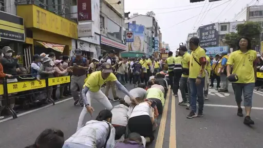 大甲媽祖回鑾再掀熱潮!信眾「氣球Q版媽祖」吸睛 鑽轎底人龍綿延2公里