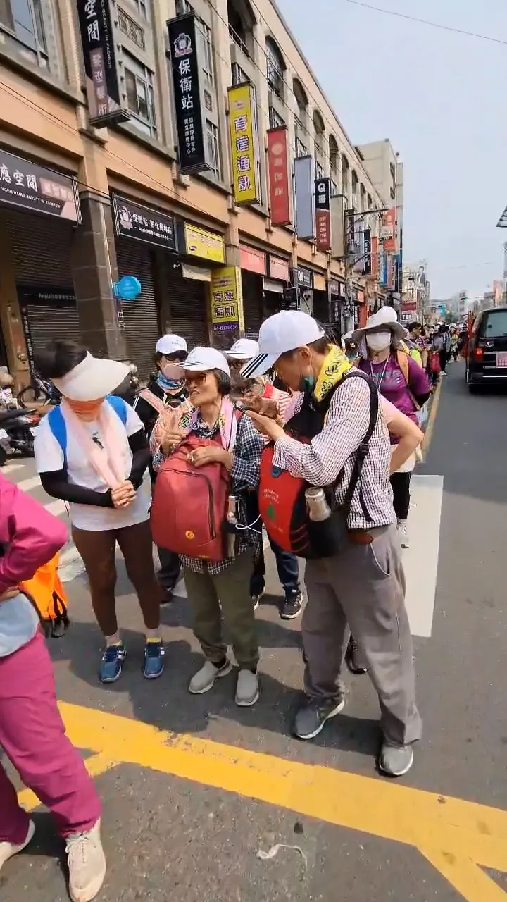 員林排隊鑽轎底人頭長達2公里。民眾提供