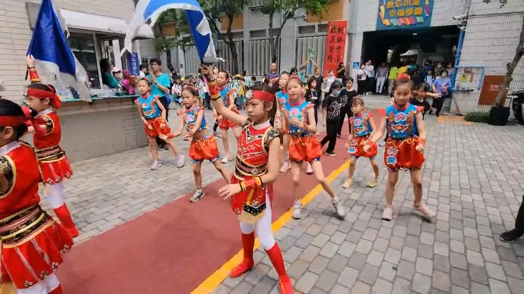僑信國小學童熱舞迎大甲媽。民眾提供