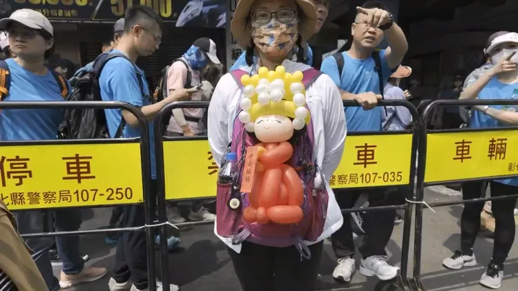 街頭藝人陳薏霙以氣球摺了1尊「Q版媽祖」，來追大甲媽。民眾提供