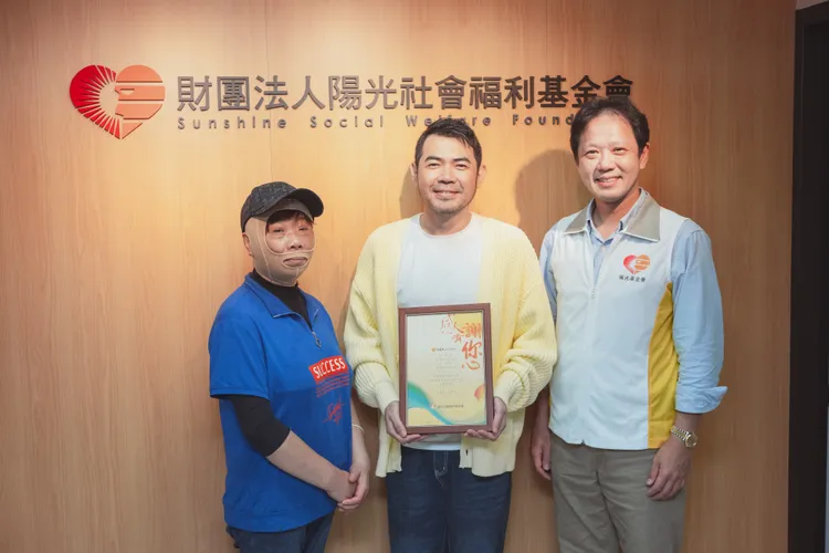 陽光基金會臺北重建中心陳偉修主任（右）致贈感謝狀給No Name（中）。艾迪昇傳播提供