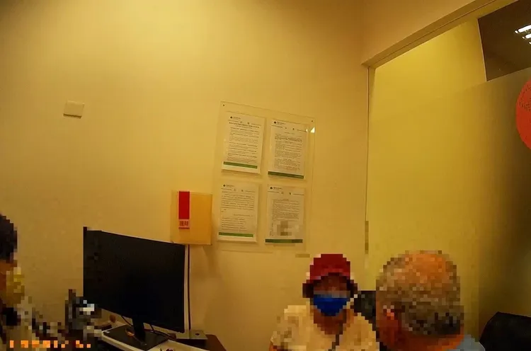 警方聯繫婦人的丈夫到場一起阻詐。翻攝畫面