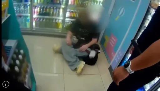 英國男西門町超商偷糖吃 小黃司機見義勇為揪賊喊「把東西拿出來」