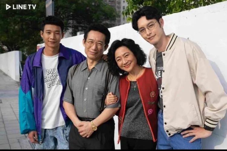 曹佑寧（右起）在《華麗計程車行》和楊麗音、郭子乾、黃冠智是一家人。Line TV提供
