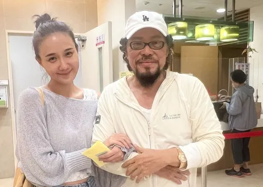 72歲張菲退出螢光幕6年近況曝光 何妤玟甜摟大哥認證「身體很健壯」